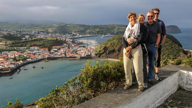 Wir haben Besuch und wollen mit Christine, François und Xavier durch die Inseln der Azoren segeln. Im Hintergrund, die wunderschön gelegene Bucht von Porto Pim.